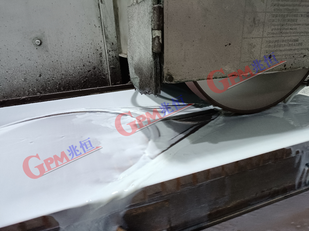 機械加工實景照片 14：平麵磨（臥軸矩台往複式）