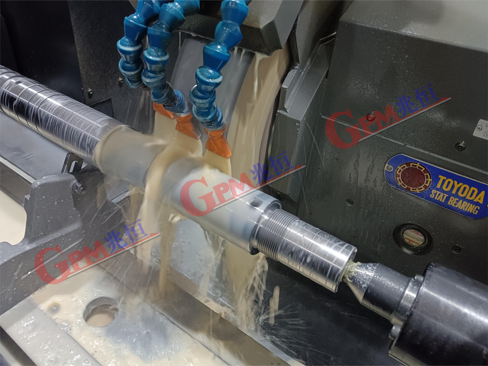 機械加工實景照片 15：外圓磨（多角形磨）